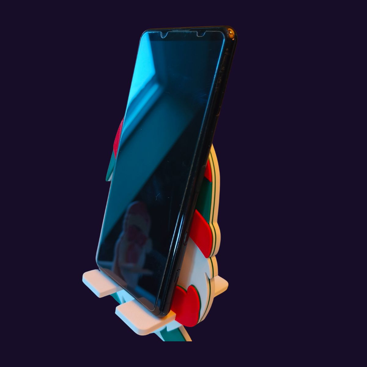 Kabouter Telefoonhouder – 3D Geprint – Met Kabelgoot (Opladen & Neerzetten)